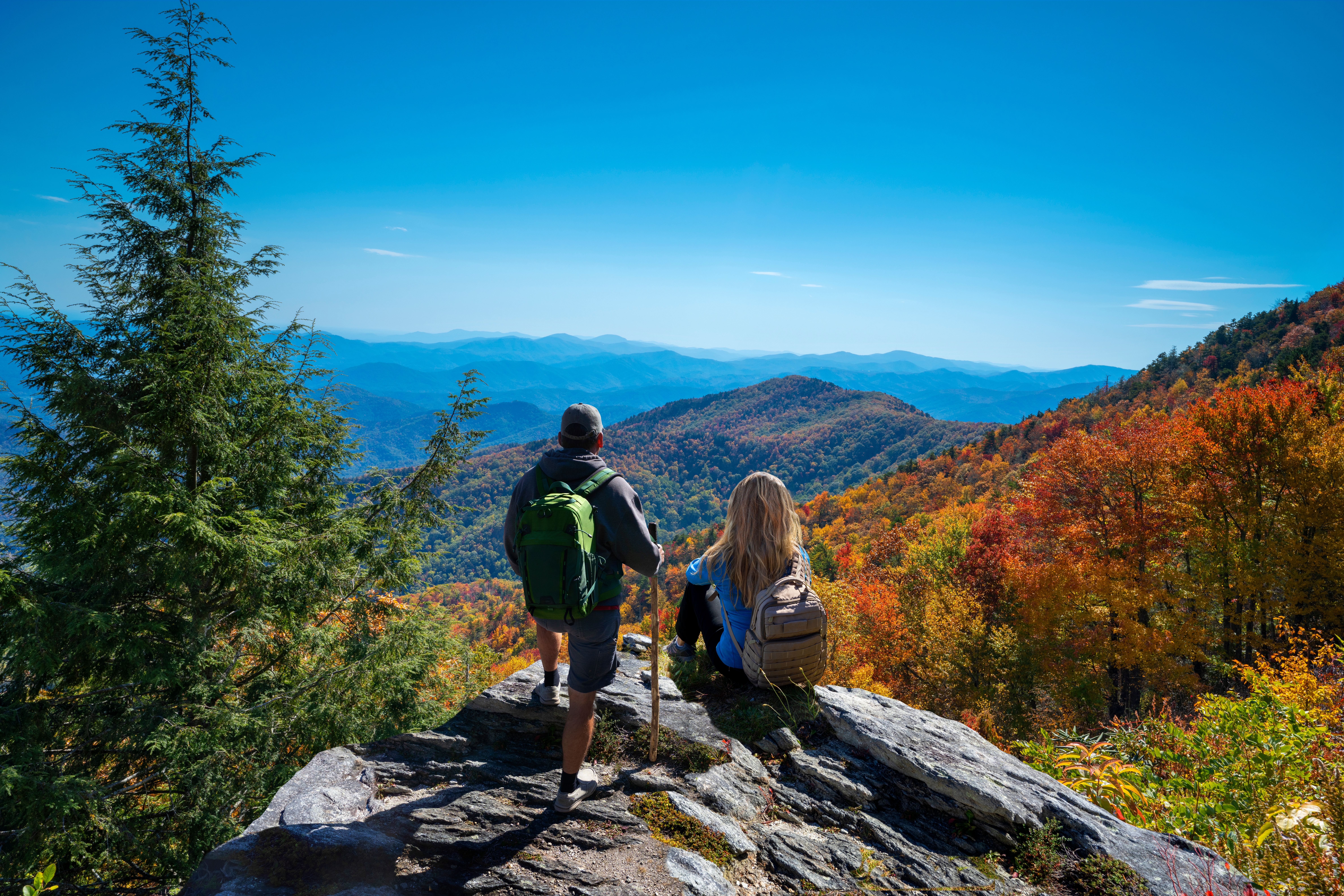 Couple,Relaxing,On,Fall,Hiking,Trip